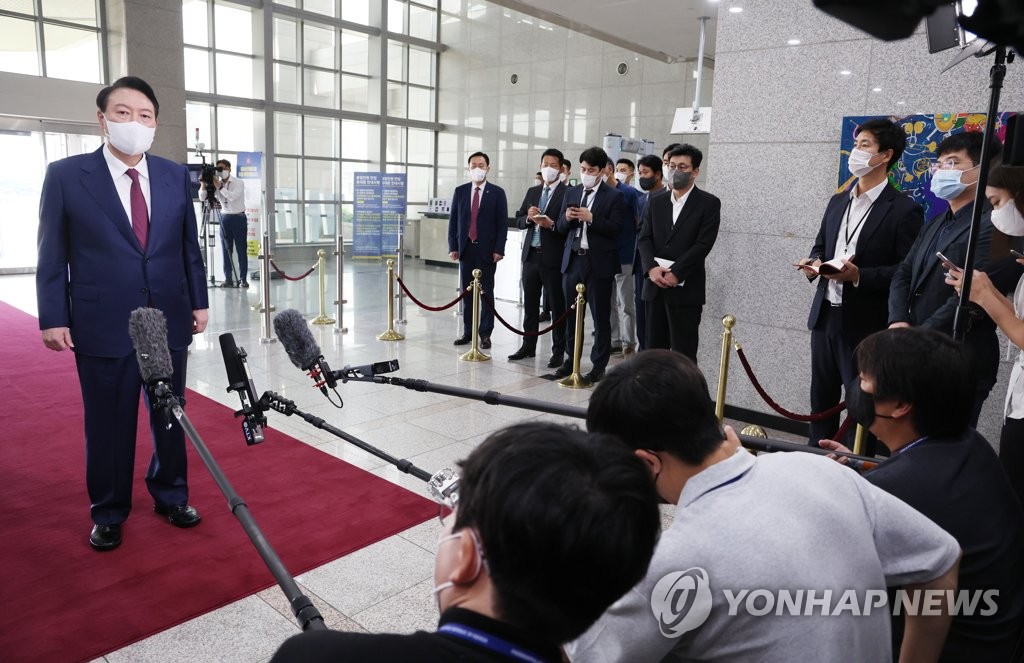 Yoon dice que planea realizar 'cambios' para servir mejor al pueblo