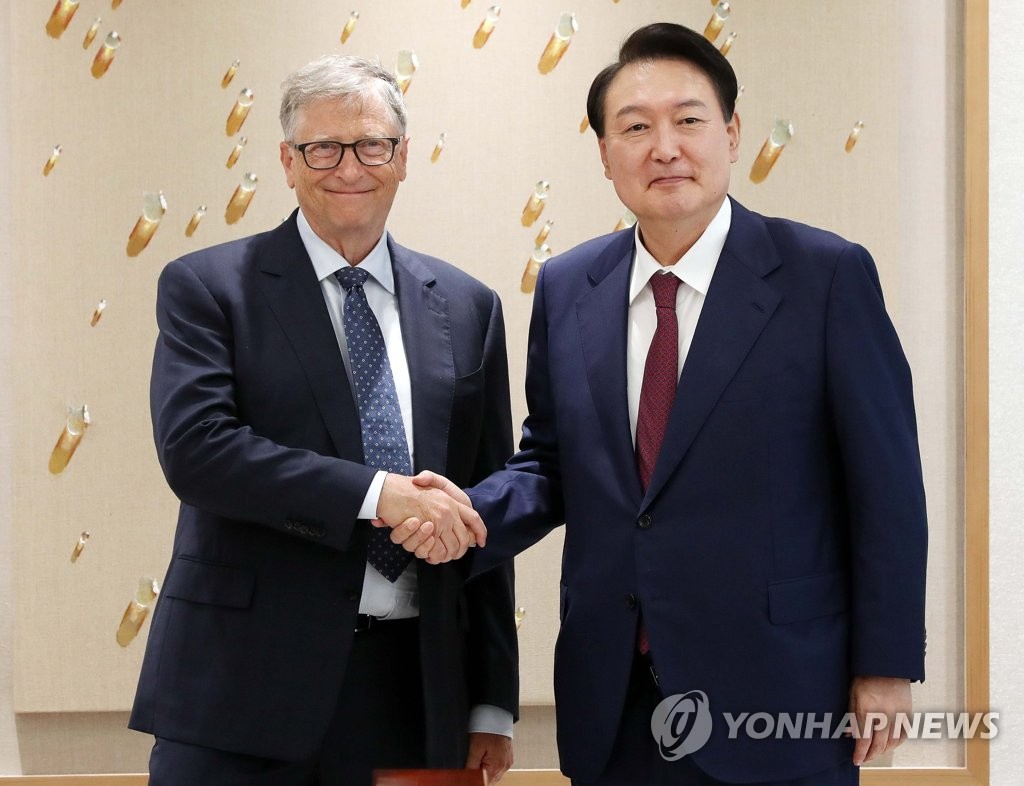 Le président Yoon Suk-yeol (à droite) pose avec le cofondateur de Microsoft, Bill Gates, au bureau présidentiel à Séoul, le 16 août 2022. 