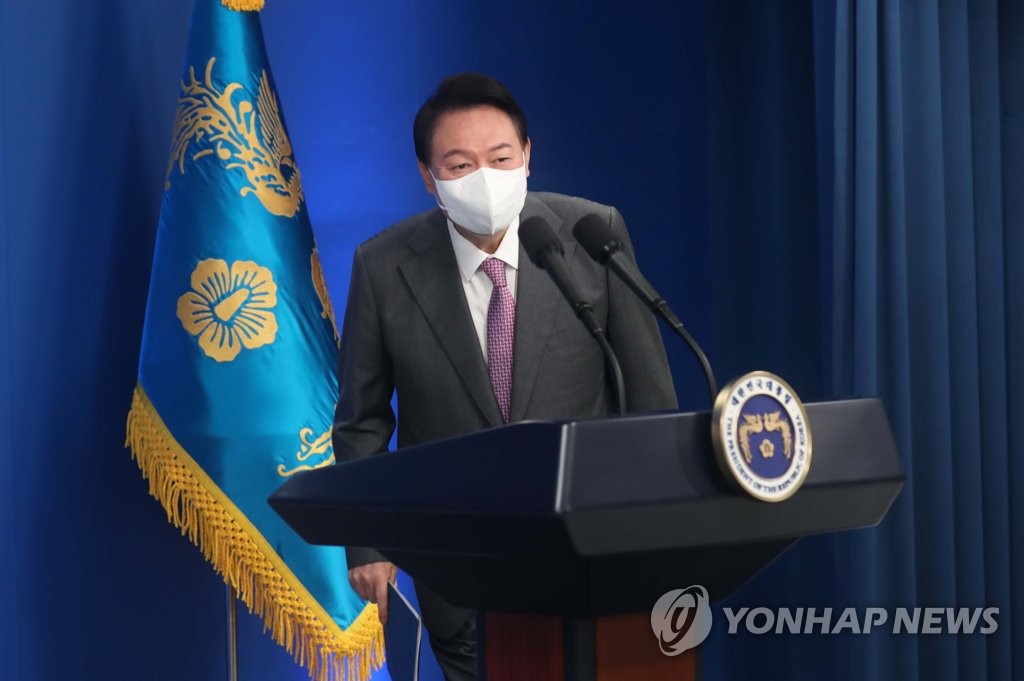 취임 100일 기자회견 입장하는 윤석열 대통령