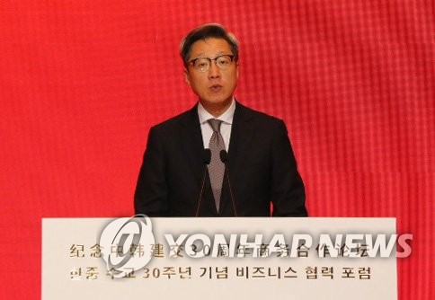En esta foto de archivo, el embajador de Corea del Sur en China, Chung Jae-ho, habla durante un foro empresarial remoto entre Seúl y Beijing que marca el 30.° aniversario de las relaciones diplomáticas entre los dos países, el 24 de agosto de 2022. (Yonhap)