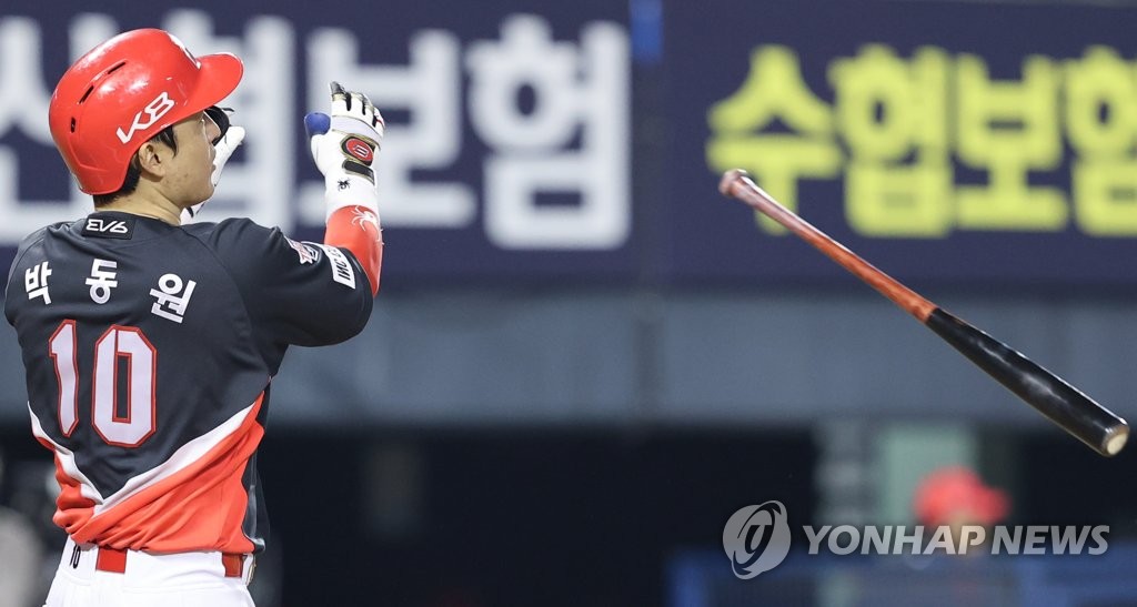 Park Dong-won of the Kia Tigers throws his bat after hitting a solo home run against the LG Twins during the top of the sixth inning of a Korea Baseball Organization regular season game at Jamsil Baseball Stadium in Seoul on Aug. 26, 2022. (Yonhap)