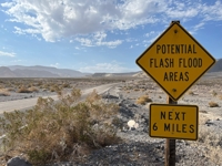  가장 건조한 곳 美데스밸리서 만난 '홍수' 경고판