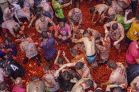 '토마토 난장판' 즐기는 스페인 축제 참가자들