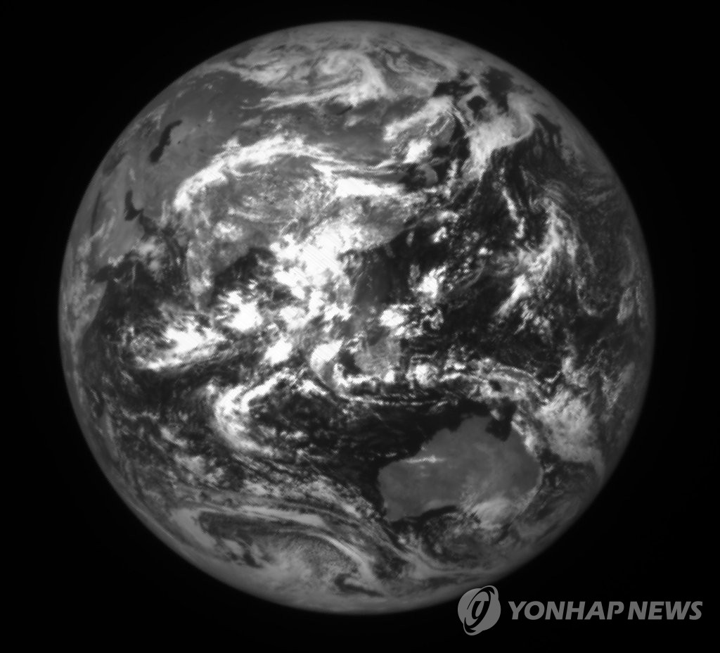 과기부·한국항공우주연구원, 다누리가 촬영한 지구·달 사진 공개
