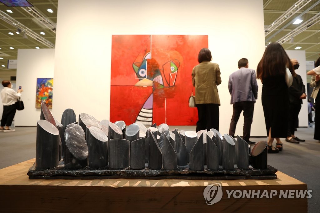 '프리즈 서울' 관람하는 시민들