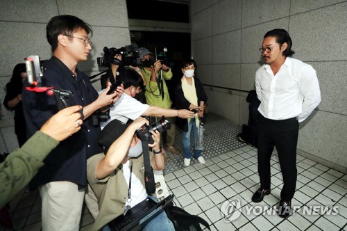 검찰, '文 부부 모욕' 보수유튜버 안정권 구속 기소