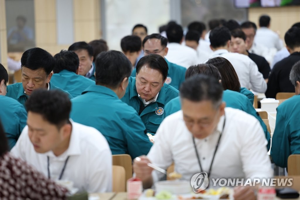 El presidente surcoreano, Yoon Suk-yeol (centro), desayuna en una cafetería, en la oficina presidencial, en Seúl, el 6 de septiembre de 2022, después de pasar la noche en su oficina a fin de supervisar las respuestas al tifón Hinnamnor. (Imagen proporcionada por la oficina presidencial. Prohibida su reventa y archivo)