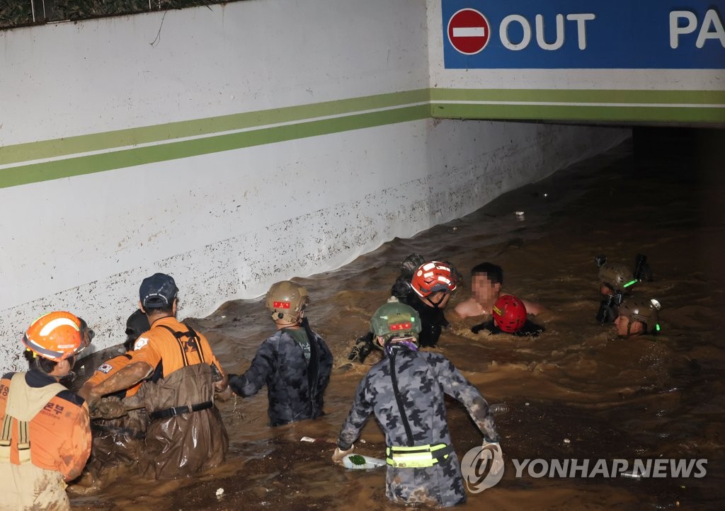 العثور على شخصين على قيد الحياة و7 آخرين في حالة سكتة قلبية في مراب للسيارات مغمور بالمياه في بوهانغ - 2