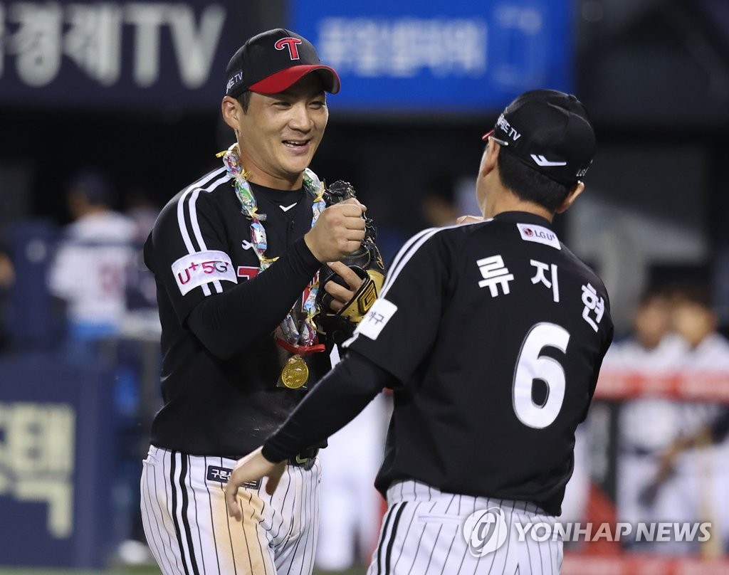 Oh Ji-hwan of the LG Twins (L) is congratulated by his manager Ryu Ji-hyun after the Twins' 5-0 victory over the Doosan Bears in a Korea Baseball Organization regular season game at Jamsil Baseball Stadium in Seoul on Sept. 13, 2022. (Yonhap)