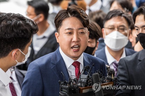 Lee Jun-seok (C), former leader of the ruling People Power Party, speaks to reporters after arriving at the Seoul Southern District Court on Sept. 14, 2022, to attend a hearing to review an injunction filed by him in a bid to block the revisions to party rules adopted Sept. 5 by the party's national committee that specify what circumstances qualify as an emergency situation. Through the injunction, Lee seeks to suspend the party's new emergency leadership committee led by deputy parliamentary speaker and five-term lawmaker Chung Jin-suk. (Pool photo) (Yonhap)