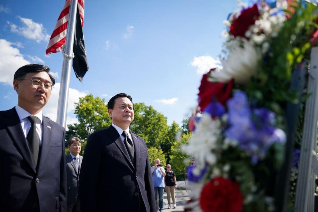 South Korea's Vice Foreign Minister Cho Hyun-dong (R) and Vice Defense Minister Shin Beom-chul lay a wreath in front of the Korean War Veterans Memorial in Washington, D.C., on Sept. 14, 2022, in this photo provided by the South Korean Embassy. (PHOTO NOT FOR SALE) (Yonhap) 