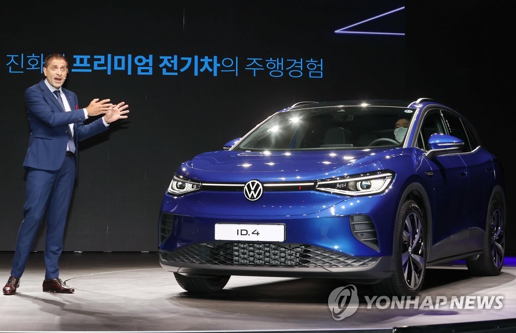 In this photo taken on Sept. 15, 2022, Volkswagen Korea Executive Director Sacha Askidjian delivers a briefing on the all-electric ID.4 SUV at the Grand Walkerhill Seoul hotel in eastern Seoul. (Yonhap)