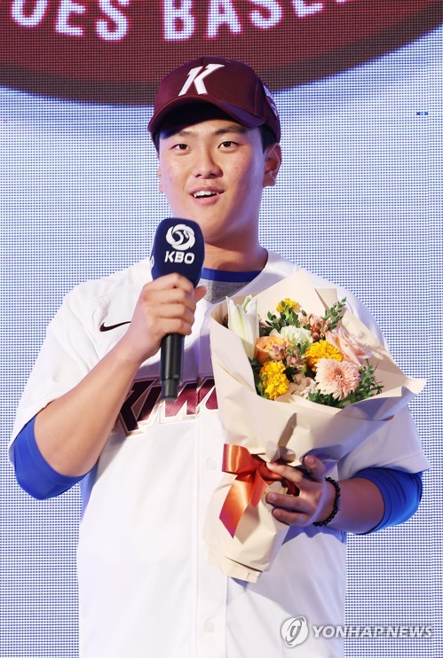 Hard-throwing high school pitcher picked 1st overall at KBO draft