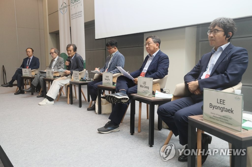 済州フォーラムのセッションに参加した韓国と日本の専門家＝１６日、西帰浦（聯合ニュース）