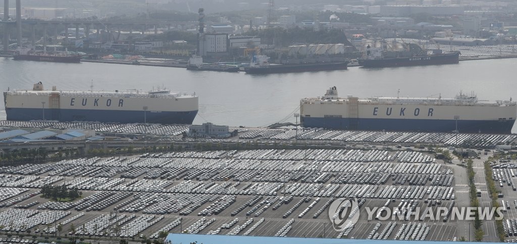 港で輸出を待つ車（資料写真）＝（聯合ニュース）