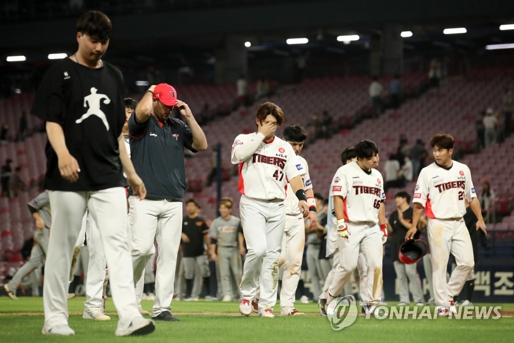 Kia Tigers players walk off the field at Gwangju-Kia Champions Field in Gwangju, 270 kilometers south of Seoul, following a 7-6 loss to the Hanwha Eagles in a Korea Baseball Organization regular season game on Sept. 16, 2022. (Yonhap)
