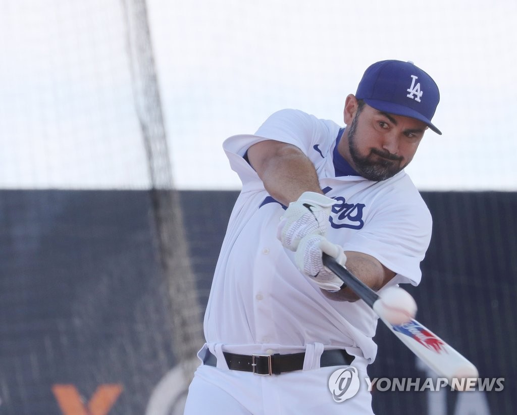 Former major leaguer Adrian Gonzalez takes a swing during the FTX MLB Home Run Derby X at Paradise City in Incheon, 30 kilometers west of Seoul, on Sept. 17, 2022. (Yonhap)