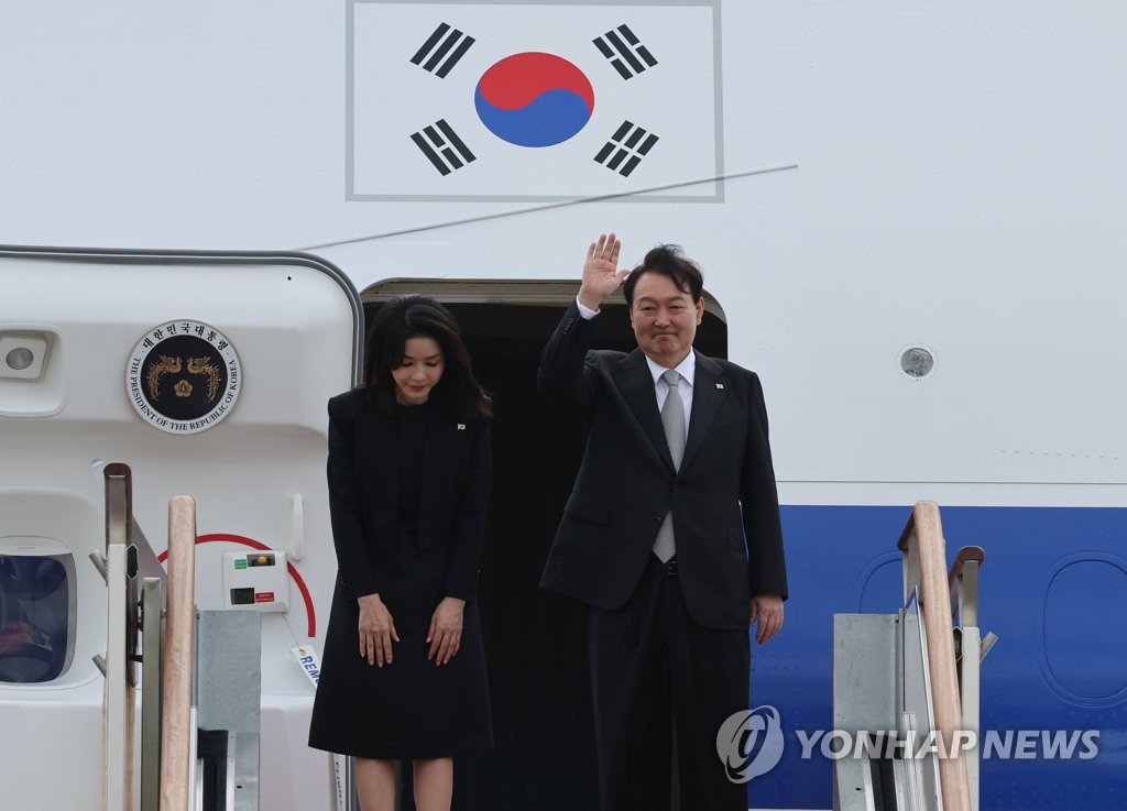 President Yoon Suk-yeol and first lady Kim Keon-hee pose for photos on Sept. 18, 2022, at Seoul Air Base before leaving for London on a three-nation trip that will also take them to the United States and Canada. (Yonhap)