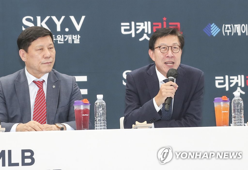 Busan Mayor Park Heong-joon (R) speaks during the press conference for MLB World Tour's Korea Series at Busan City Hall in Busan, 325 kilometers southeast of Seoul, on Sept. 19, 2022. (Yonhap)