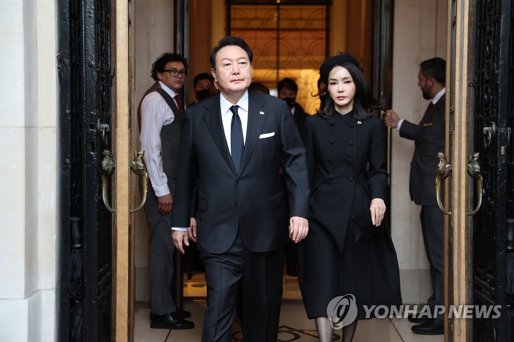 President Yoon Suk-yeol (L) and first lady Kim Keon-hee leave a hotel in London to attend the state funeral of Queen Elizabeth II on Sept. 19, 2022. (Yonhap)