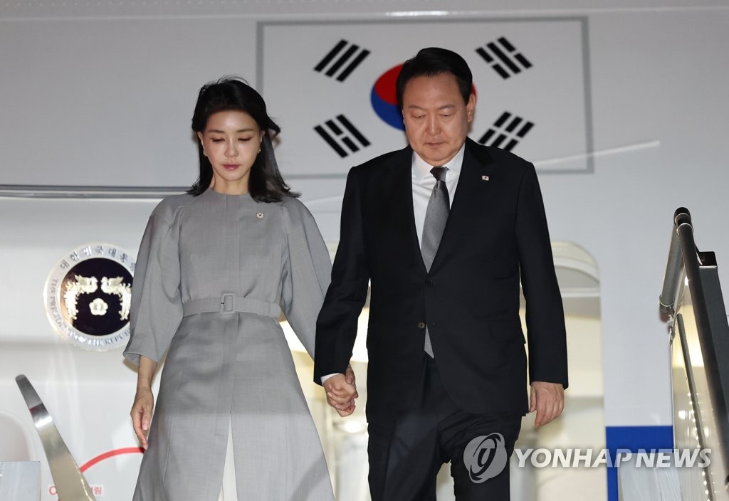 El presidente surcoreano, Yoon Suk-yeol (dcha.), y la primera dama surcoreana, Kim Keon-hee, desembarcan del avión presidencial a su llegada, el 19 de septiembre de 2022 (hora local), al Aeropuerto Internacional John F. Kennedy, en Nueva York.