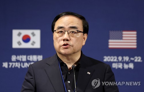 National Security Adviser Kim Sung-han briefs reporters at a hotel in New York on Sept. 19, 2022. (Yonhap) 
