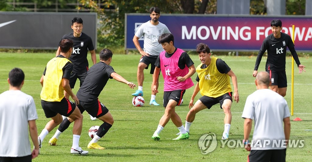 Members of the South Korean men's national football team train at the National Football Center in Paju, Gyeonggi Province, on Sept. 20, 2022. (Yonhap)