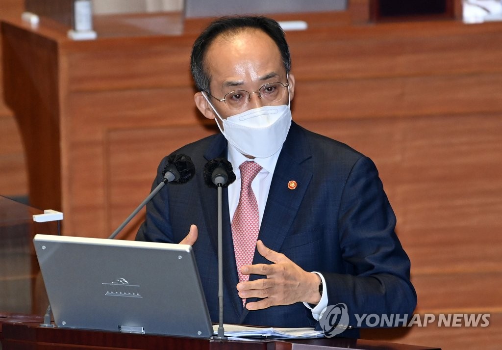 El ministro de Economía y Finanzas surcoreano, Choo Kyung-ho, responde a las preguntas de los legisladores durante una sesión parlamentaria llevada a cabo, el 21 de septiembre de 2022, en la Asamblea Nacional, en el oeste de Seúl.