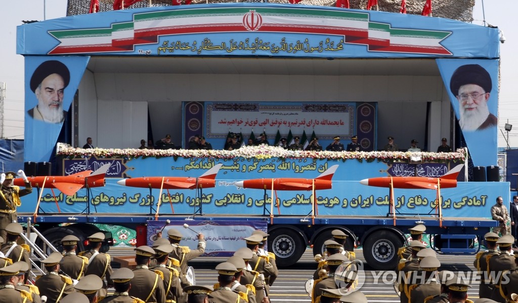 이란 군사 퍼레이드에 등장한 자국산 드론