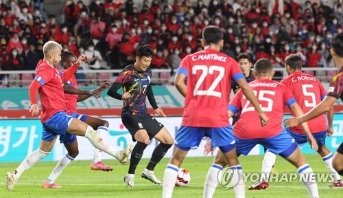 Son Heung-min of South Korea (C) is surrounded by Costa Rican players during the countries' men's friendly football match at Goyang Stadium in Goyang, Gyeonggi Province, on Sept. 23, 2022. (Yonhap)