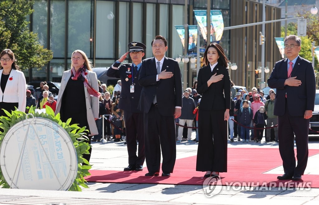 캐나다 전쟁기념비 참배하는 윤석열 대통령 내외