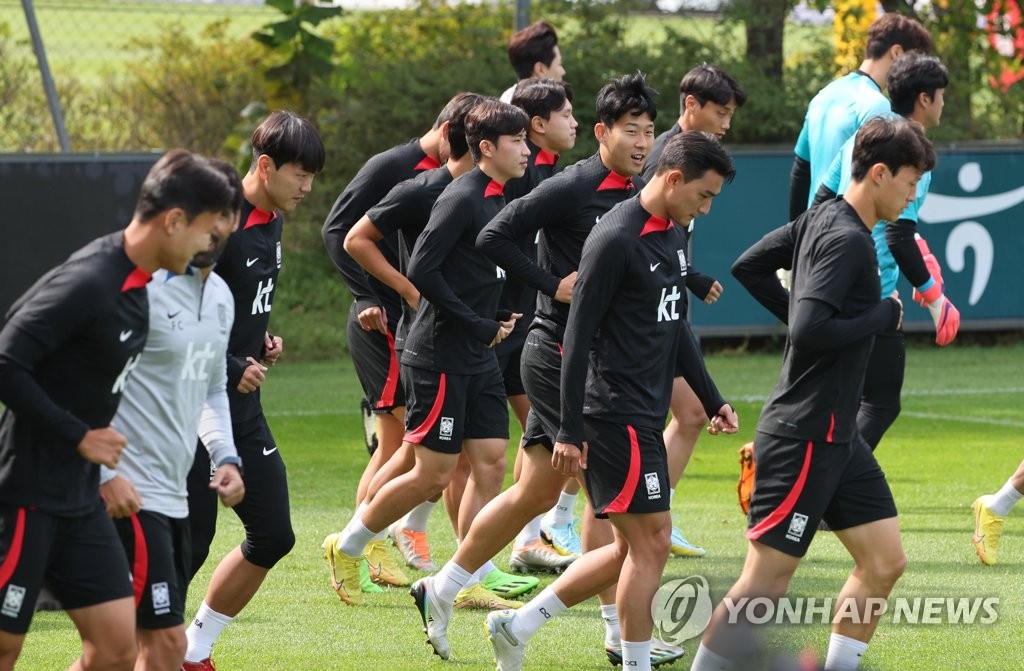Members of the South Korean men's national football team train at the National Football Center in Paju, Gyeonggi Province, on Sept. 26, 2022, the eve of their World Cup tuneup match against Cameroon. (Yonhap)