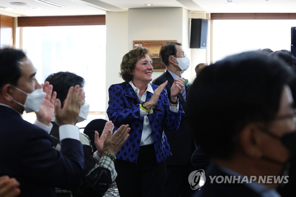 「北朝鮮自由週間」の開幕式で脱北者に拍手するショルティ氏（中央）＝（聯合ニュース）