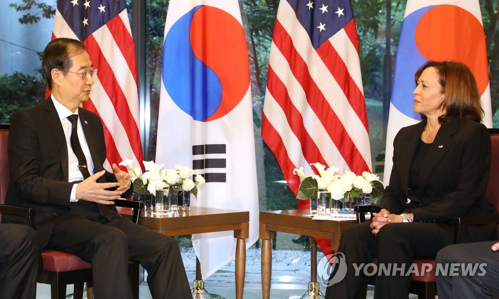 El primer ministro surcoreano, Han Duck-soo (izda.), sostiene diálogos con la vicepresidenta de EE. UU., Kamala Harris, el 27 de septiembre de 2022, en un hotel de Tokio, Japón.