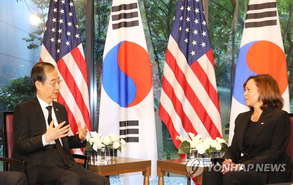 ２７日に東京で韓国の韓悳洙首相（左）と会談するハリス米副大統領（資料写真）＝（聯合ニュース）