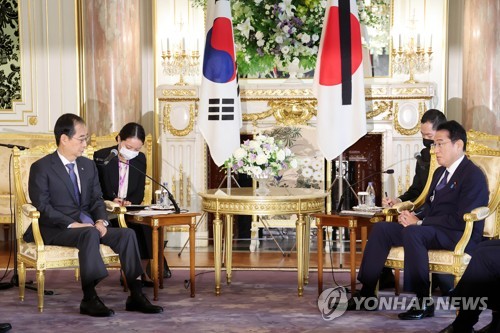 会談する韓首相（左）と岸田首相＝２８日、東京（聯合ニュース）