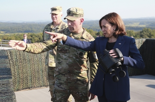 U.S. Vice President Kamala Harris (R) visits Observation Post Ouellette, the United Nations Command's military facility located close to the Military Demarcation Line that runs through the center of the Demilitarized Zone separating the two Koreas, on Sept. 29, 2022. (Pool photo) (Yonhap)