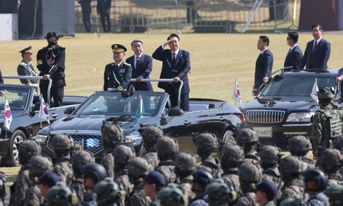 الرئيس «يون سيوك-يول» يتفقد استعراضا عسكريا