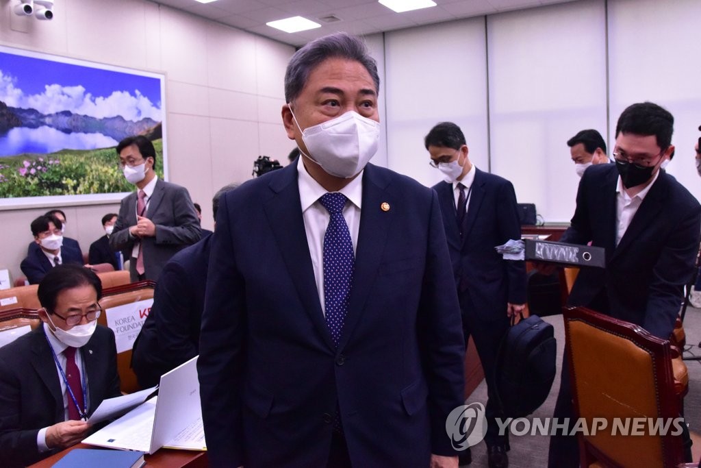 Foreign Minister Park Jin (C) leaves a parliamentary foreign affairs committee meeting at the National Assembly on Oct. 4, 2022. (Pool photo) (Yonhap)