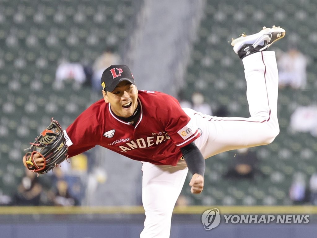 In this file photo from Oct. 5, 2022, SSG Landers starter Kim Kwang-hyun pitches against the Doosan Bears during the bottom of the first inning of a Korea Baseball Organization regular season game at Jamsil Baseball Stadium in Seoul. (Yonhap)