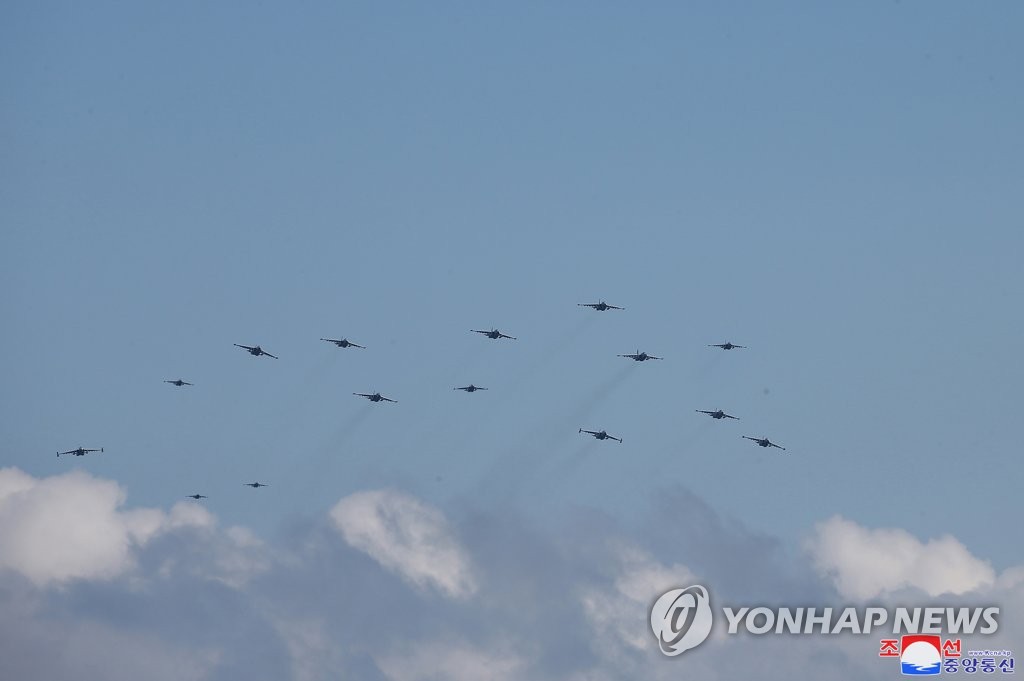 北朝鮮が戦闘機１５０機動員し武力示威　新型兵器発射実験も