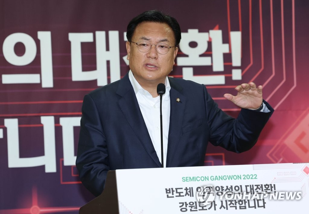 Rep. Chung Jin-suk, interim chief of the ruling People Power Party, gives a congratulatory speech at a forum held at the National Assembly on Oct. 11, 2022. (Yonhap)