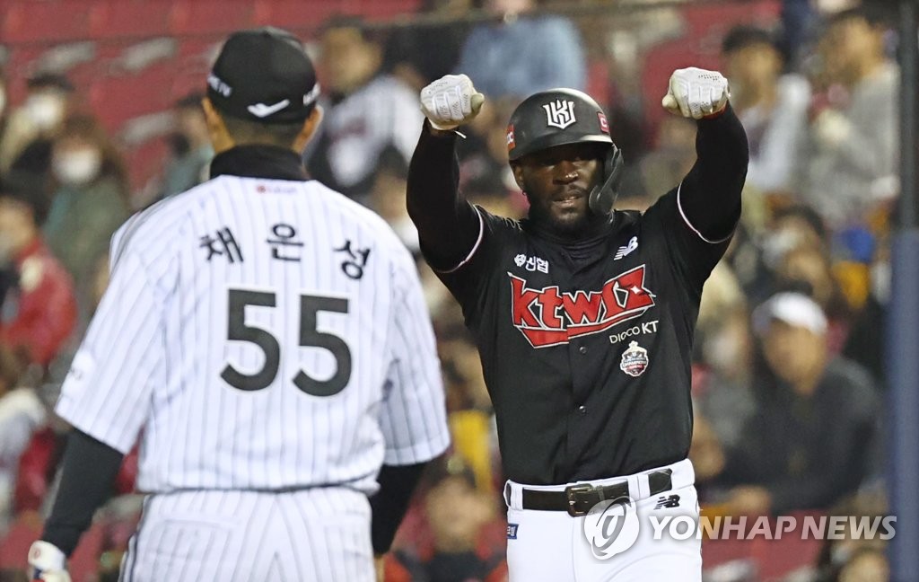 Anthony Alford of the KT Wiz celebrates his RBI single against the LG Twins during the top of the fifth inning of a Korea Baseball Organization regular season game at Jamsil Baseball Stadium in Seoul on Oct. 11, 2022. (Yonhap)