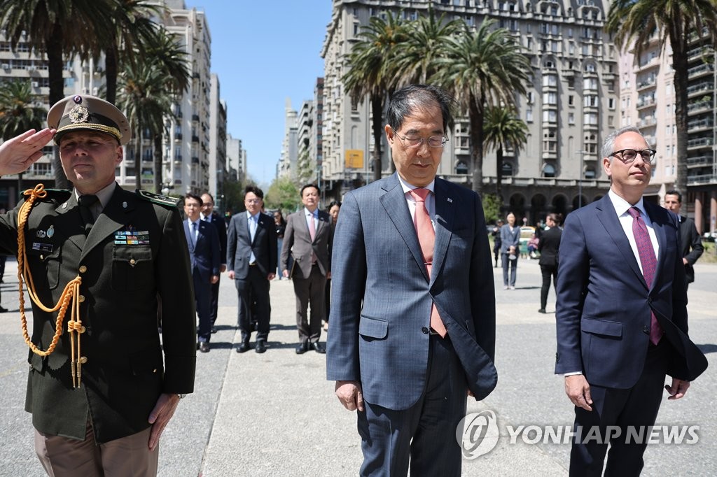 우루과이 독립영웅 동상에서 묵념하는 한덕수 총리