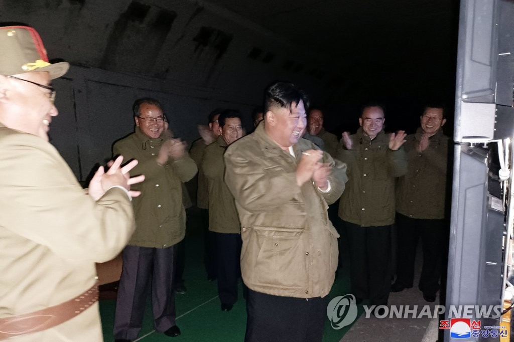 (AMPLIACIÓN) El líder norcoreano inspecciona el lanzamiento de misiles por las unidades de 'armas nucleares tácticas'