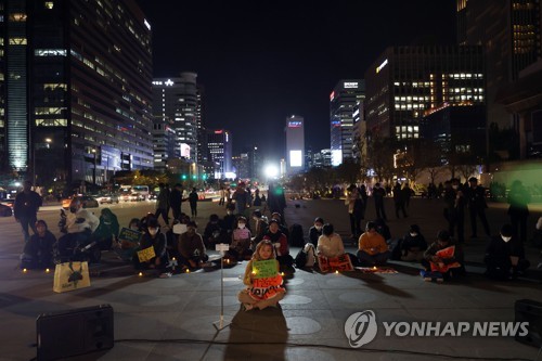 재개장 광화문광장서 첫 집회…"집회·시위 제한 서울시 규탄"