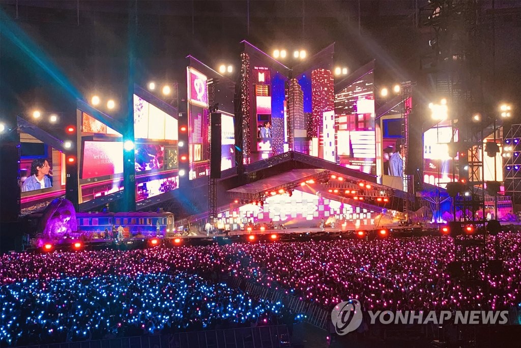 한국 상징 문양 무대연출 선보인 BTS 콘서트