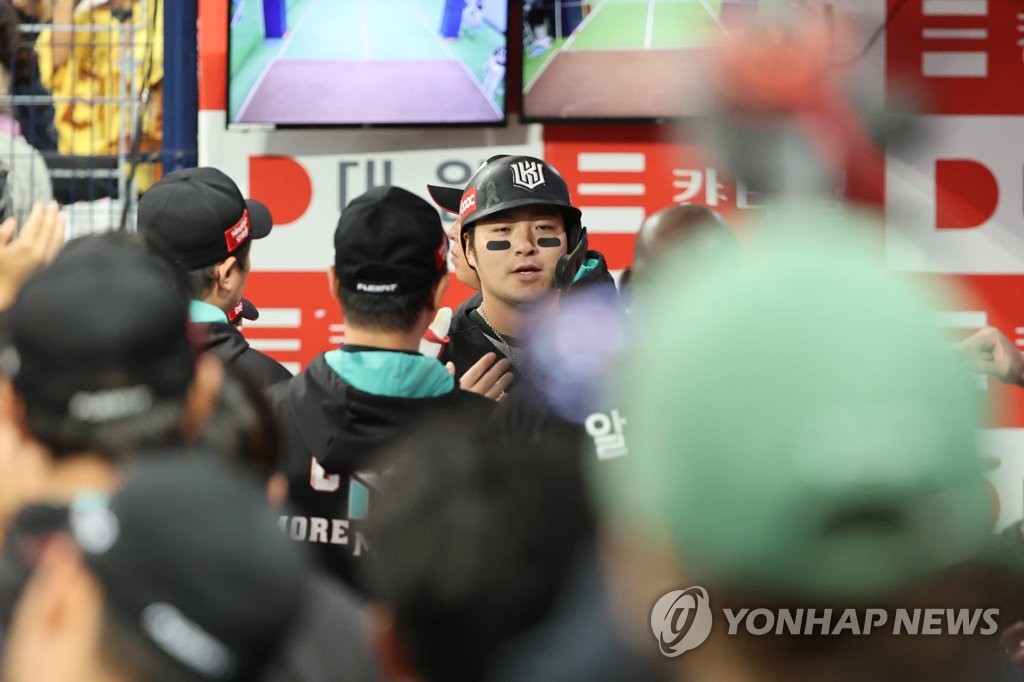 Park Byung-ho of the KT Wiz (C) is congratulated by teammates after hitting a solo home run against the Kiwoom Heroes during the top of the seventh inning of Game 1 of the first round in the Korea Baseball Organization postseason at Gocheok Sky Dome in Seoul on Oct. 16, 2022. (Yonhap)