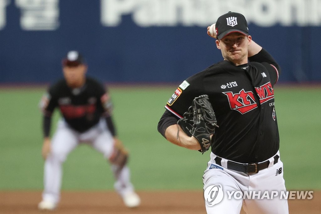 KT Wiz starter Wes Benjamin pitches against the Kiwoom Heroes during the bottom of the first inning of Game 2 of the first round in the Korea Baseball Organization postseason at Gocheok Sky Dome in Seoul on Oct. 17, 2022. (Yonhap)