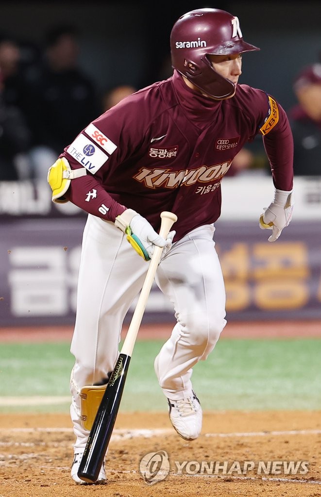 Kim Jun-wan of the Kiwoom Heroes hits a two-run single against the KT Wiz during the top of the fourth inning of Game 3 of the first round in the Korea Baseball Organization postseason at KT Wiz Park in Suwon, 35 kilometers south of Seoul, on Oct. 19, 2022. (Yonhap)